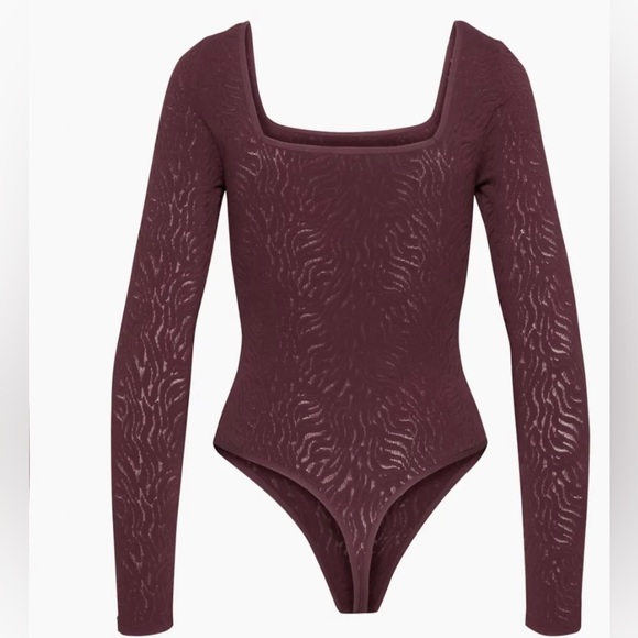 NWT Aritzia  Babaton Bodysuit  Burgundy colour - Picture 2 of 3